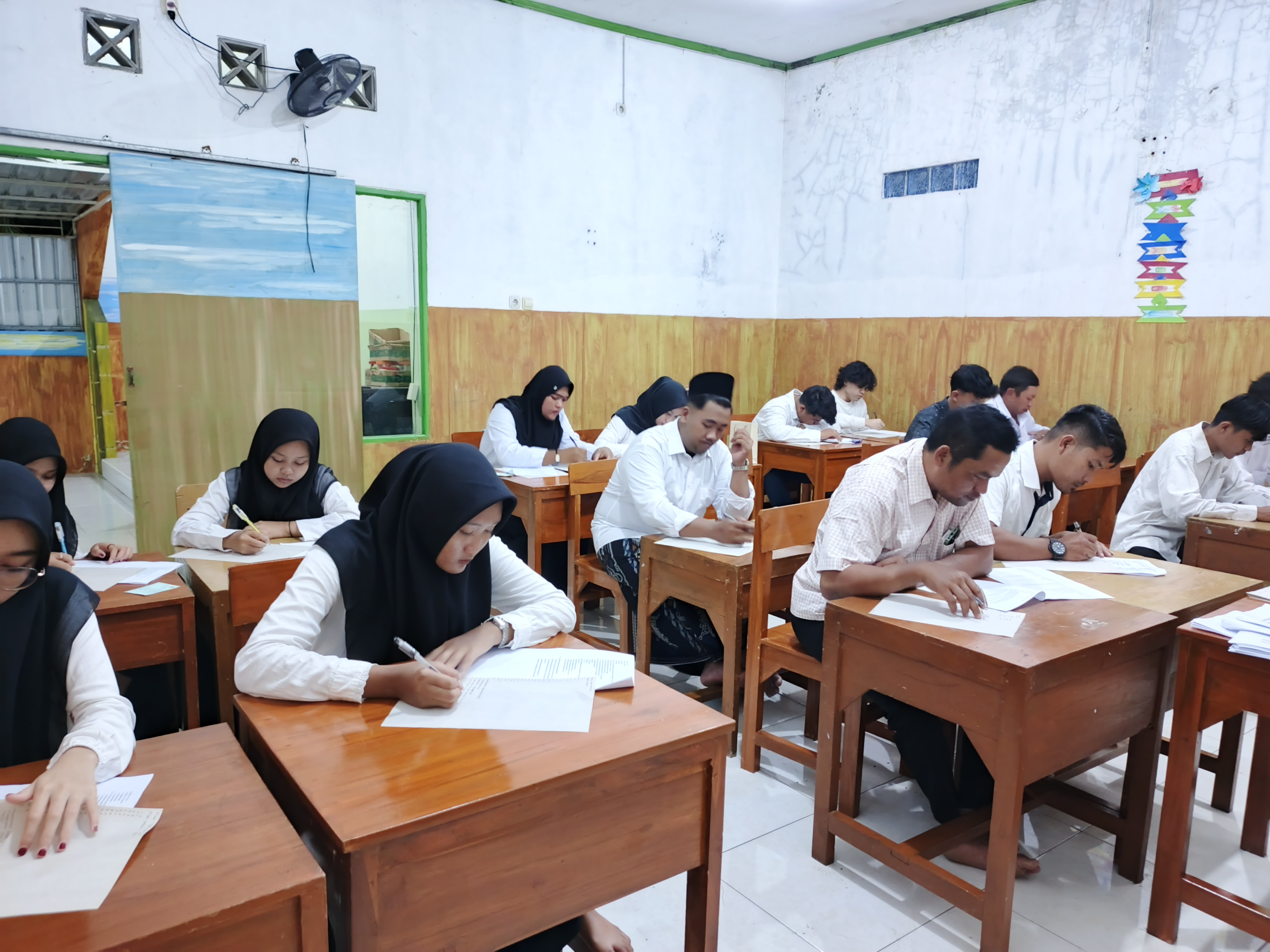 Gambar Semangat Belajar Tinggi, Ujian Paket C Sukses Digelar di PKBM Intan Prima Mandiri