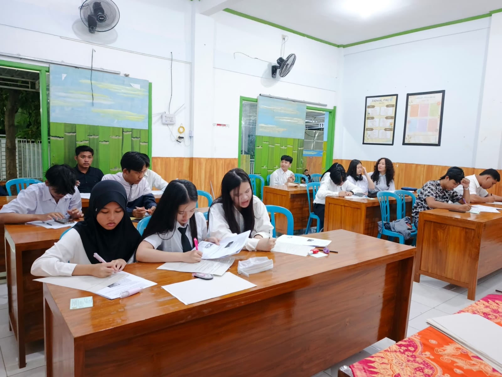 Semangat belajar di PKBM! Bersama-sama, kita ciptakan generasi penerus bangsa yang berkualitas.