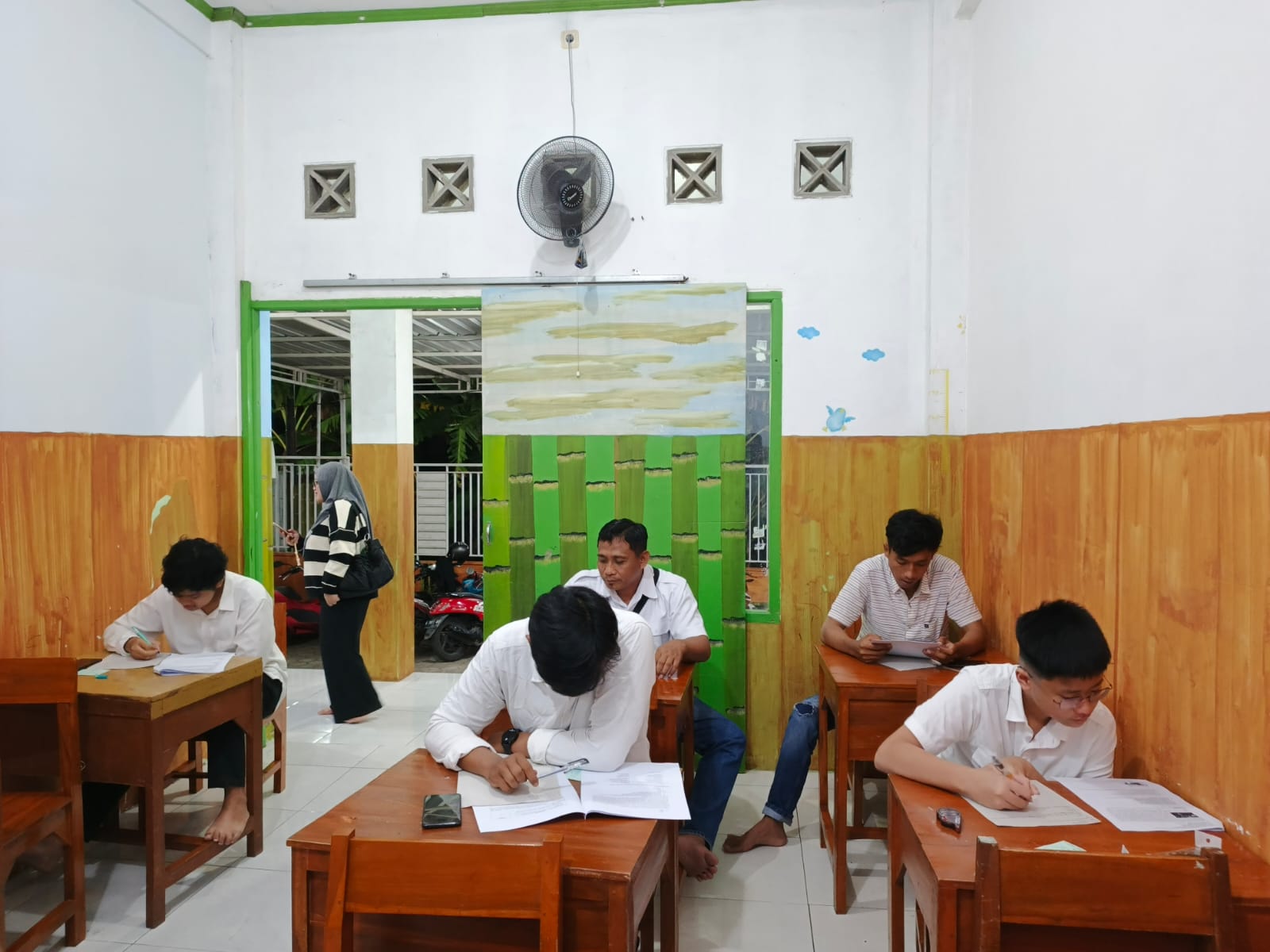 Kegiatan belajar di PKBM [INTAN PRIMA MANDIRI] selalu seru dan menyenangkan! Terus semangat, warga belajar!