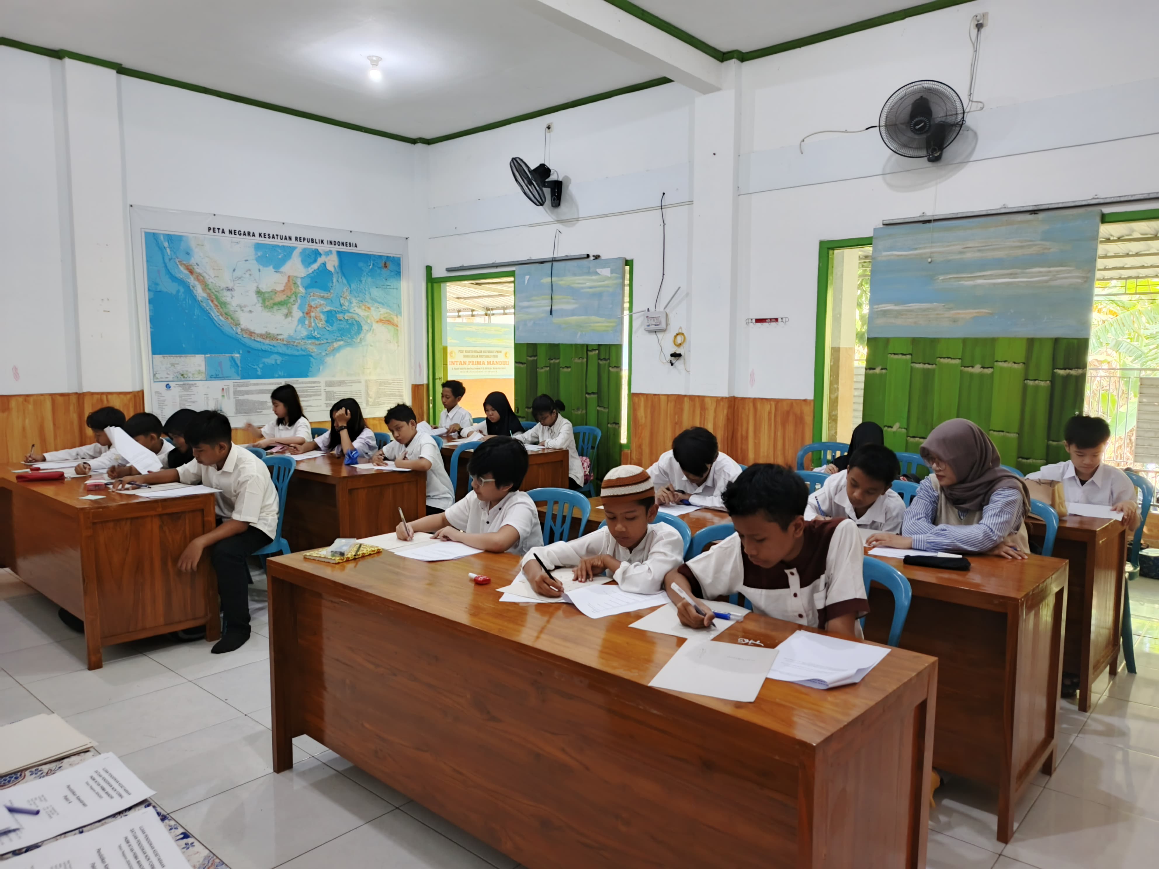 Momen seru saat belajar bersama di PKBM. Ilmu yang didapat tak hanya teori, tapi juga pengalaman berharga.